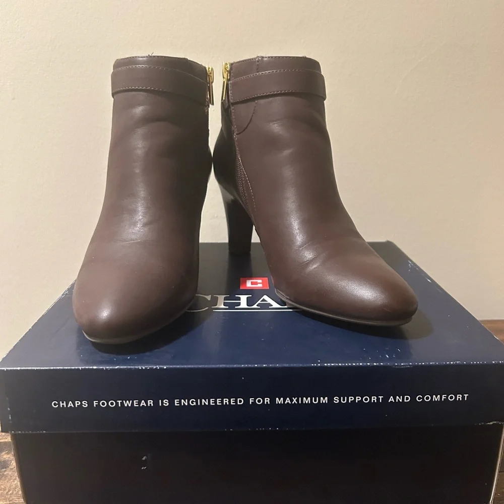 NiB Women's Chaps Sz 10 Cassady Brown High Heel Ankle Boots Faux Buckle Side Zip